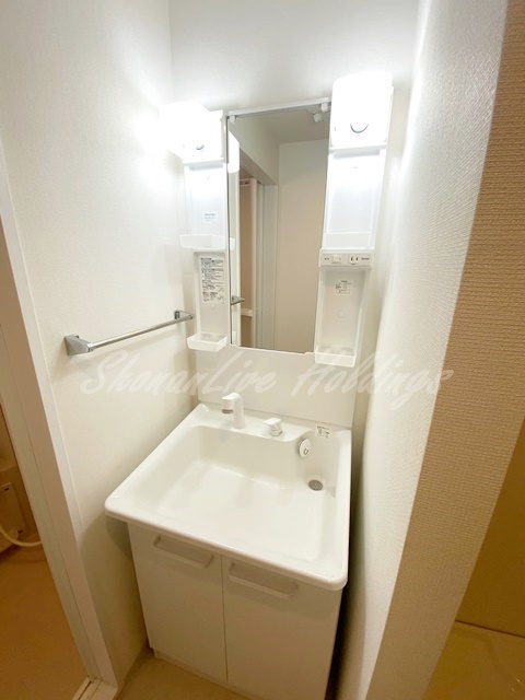 鎌倉市上町屋の賃貸マンションの洗面所|明るい洗面所です