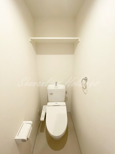 鎌倉市上町屋の賃貸マンションのトイレ|清潔感のあるトイレです