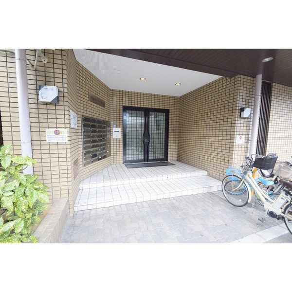 日宝ライフ放出西のエントランス