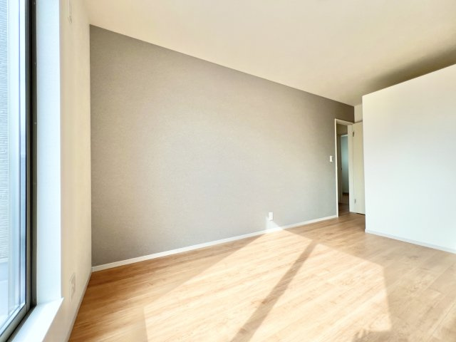 中央区 篠原町　1期 全3棟の洋室|6.8帖の洋室になります。広々としていてとても明るく、主寝室としてお使いいただけますよ♫