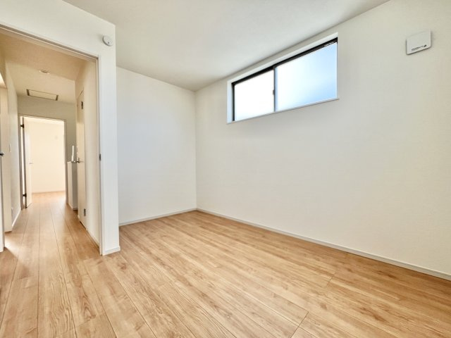 中央区 篠原町　1期 全3棟の洋室|5.5帖のコンパクトなお部屋になります。書斎としても活用いただけますし、お子様のお部屋としても活用いただけます。
