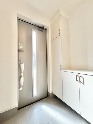 中央区 篠原町　1期 全3棟の玄関|玄関になります。シューズBOXも備わっていて、いつでも玄関をスッキリさせられます♪