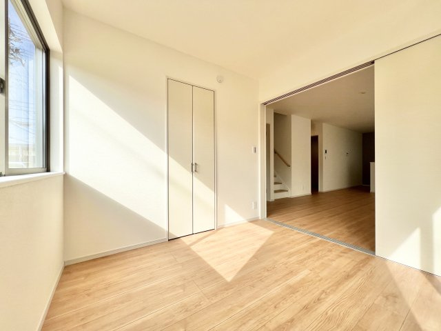 中央区 篠原町　1期 全3棟の洋室|1階リビングの隣にある4.5帖の洋室になります。コンパクトなお部屋なので、在宅ワークや趣味のお部屋として活用できますよ♫
