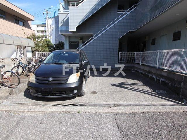 ドミールスズキ津田沼の駐車場