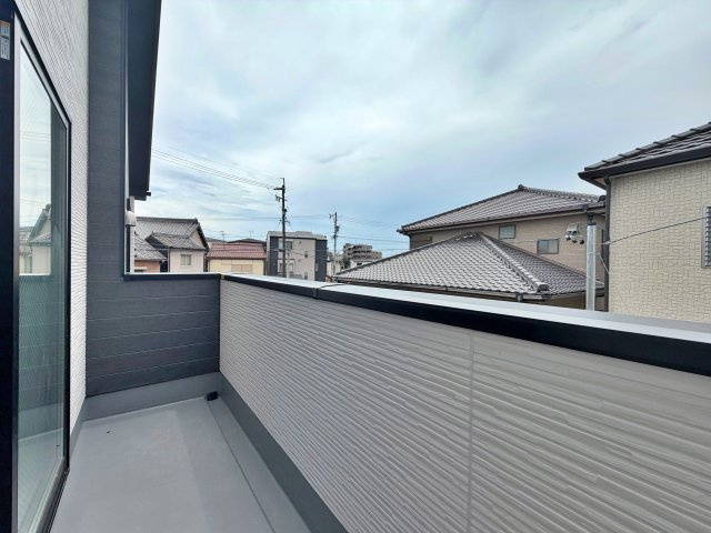 名古屋市緑区鳴海町２期　全３棟のバルコニー|開放感のあるバルコニーから、上品な眺望をお楽しみいただけます。優雅なひとときをどうぞ。
