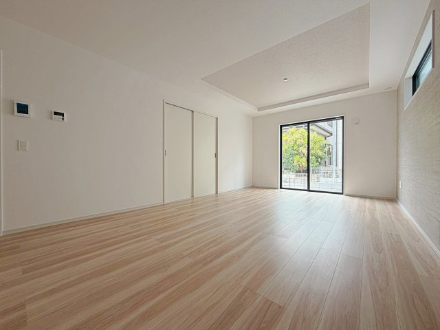 名古屋市緑区鳴海町２期　全３棟の居間・リビング|開放感あふれる洗練されたリビング空間。上品なくつろぎのひとときを、お過ごしいただけます。