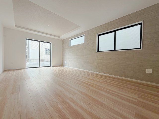 名古屋市緑区鳴海町２期　全３棟の居間・リビング|開放感あふれる洗練されたリビング空間。上品なくつろぎのひとときを、お過ごしいただけます。