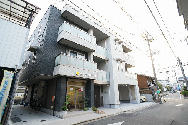 カルダカーサの外観|長岡京駅徒歩5分。駅まで平坦な道のりでアクセス良い鉄骨造外観