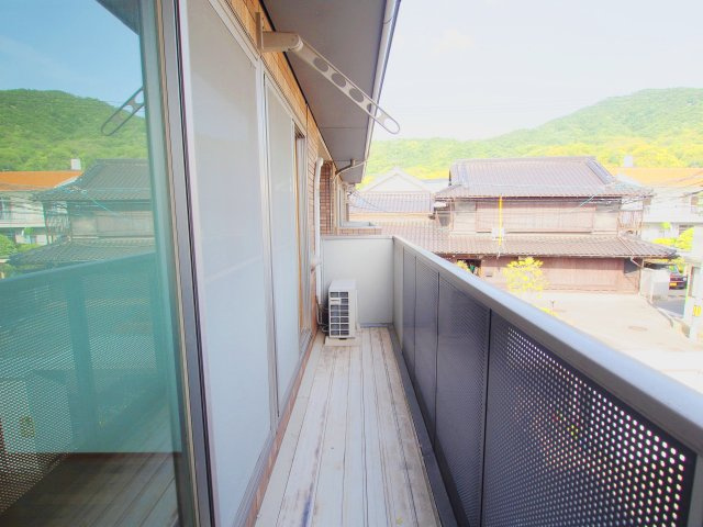 広島市安芸区矢野西５丁目のアパートのバルコニー