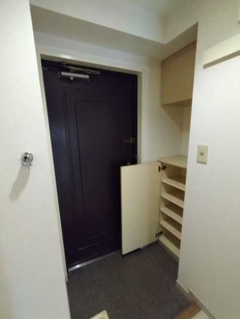 ニシノビルの玄関