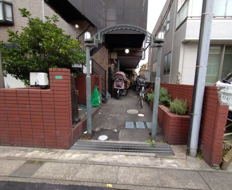 ニシノビルのエントランス