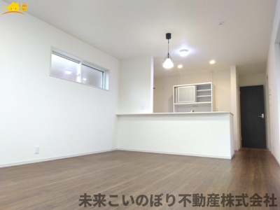 【居間・リビング】 | 加須市花崎2丁目中古戸建て | 解放感のある広々LDKで大切な家族との時間が過ごせます。