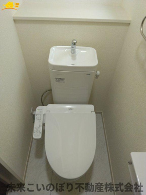 【トイレ】 | 加須市花崎2丁目中古戸建て | シンプルな機能を搭載したトイレ。家族みんなが使う場所だからこそ清潔にこだわりたいですね。