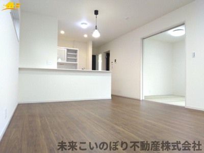 【居間・リビング】 | 加須市花崎2丁目中古戸建て | 一日の中で多くの時間を過すことになるリビングダイニングだからこそ、いつも穏やかな空間であることが必然。爽やかな通風と採光を存分に感じる事が出来る空間です。
