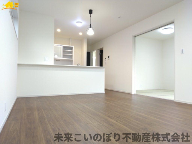 【居間・リビング】 | 加須市花崎2丁目中古戸建て | 一日の中で多くの時間を過すことになるリビングダイニングだからこそ、いつも穏やかな空間であることが必然。爽やかな通風と採光を存分に感じる事が出来る空間です。