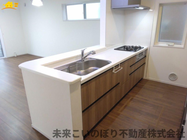 【キッチン】 | 加須市花崎2丁目中古戸建て | 対面キッチンならつくりたてのお料理をすぐに食卓へ♪配膳しながら調理ができるので調理スペースを広く使用でき、作業効率も上がります♪