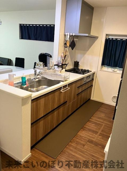 【キッチン】 | 加須市花崎2丁目中古戸建て | 対面キッチンならつくりたてのお料理をすぐに食卓へ♪配膳しながら調理ができるので調理スペースを広く使用でき、作業効率も上がります♪