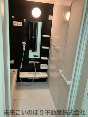 【浴室】 | 加須市花崎2丁目中古戸建て | １坪サイズのバスルーム。浴室換気乾燥機を標準装備。乾きやすい床やお手入れのしやすい排水口など、いつも清潔にご使用いただけます。