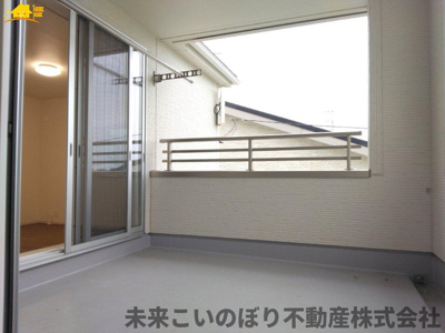 【バルコニー】 | 加須市花崎2丁目中古戸建て | インナーバルコニーは急な雨にも安心なので、お出かけも楽しめますね！