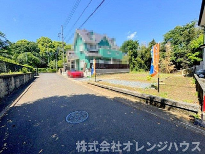 【前面道路含む現地写真】 | 厚木市三田三丁目　建築条件付売地　全1区画 | 前面の道路は交通量が少なくお子様の飛び出しや駐車が苦手な方も安心です