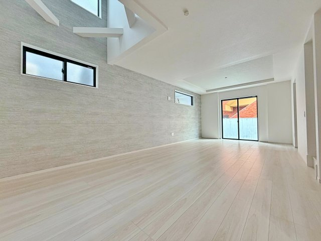 名古屋市緑区鳴海町3期　全1棟の居間・リビング|開放感あふれる洗練されたリビング空間。上品なくつろぎのひとときを、お過ごしいただけます。