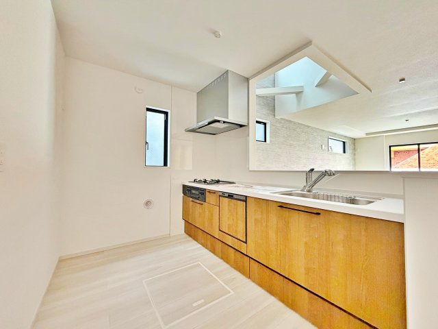 名古屋市緑区鳴海町3期　全1棟のキッチン|上等な設備を備えたキッチン空間。上品な暮らしに寄り添う、格別なこだわりの詰まった空間です。