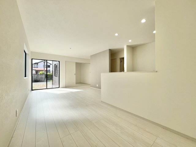 中央区 篠原町 1期　全3棟の外観|別角度からリビングを撮影してみました。どんなインテリアも似合いそうですね♪