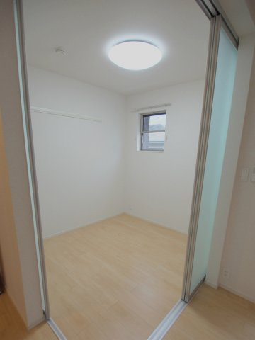 オータム1の子供部屋|※写真は反転タイプの別部屋のものです。