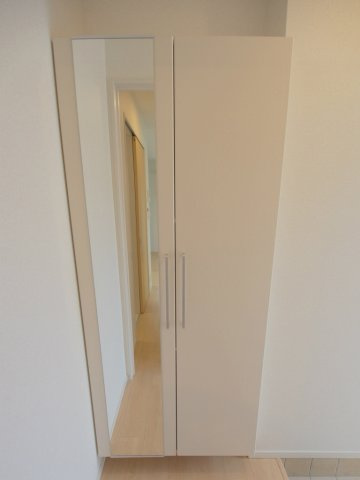 オータム1の玄関|※写真は反転タイプの別部屋のものです。