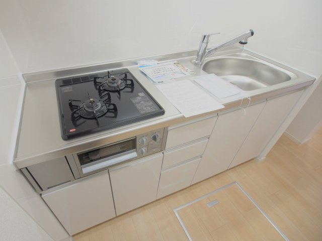 オータム1のキッチン|※写真は反転タイプの別部屋のものです。