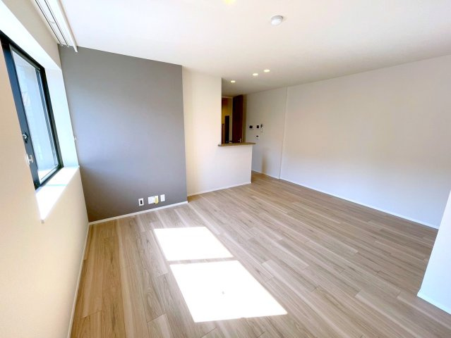 アダージォ阿佐谷の居間・リビング|明るいお部屋です