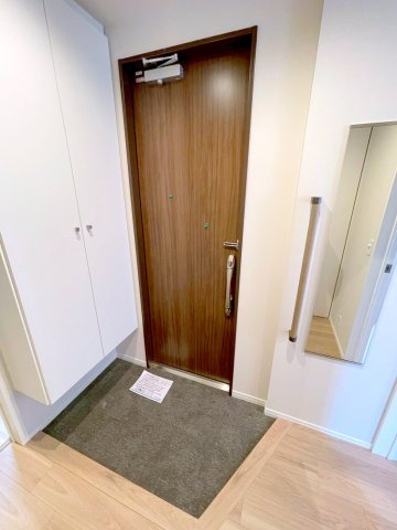 アダージォ阿佐谷の玄関|玄関に姿見あり