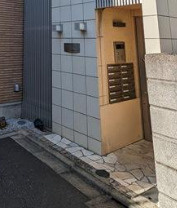 中野区本町４丁目のアパートのエントランス