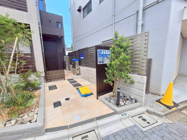 エルズプラス高円寺南のその他共用部分|奥に２４時間ゴミ出し可能な保管庫があります