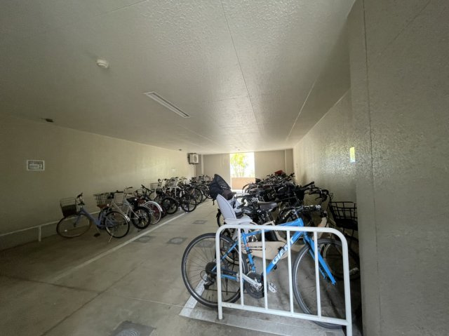 アルファスマート衣山のその他共用部分|屋根付きの駐輪場があれば、大切な自転車を雨から守り長く大切に使い続けられる環境です。