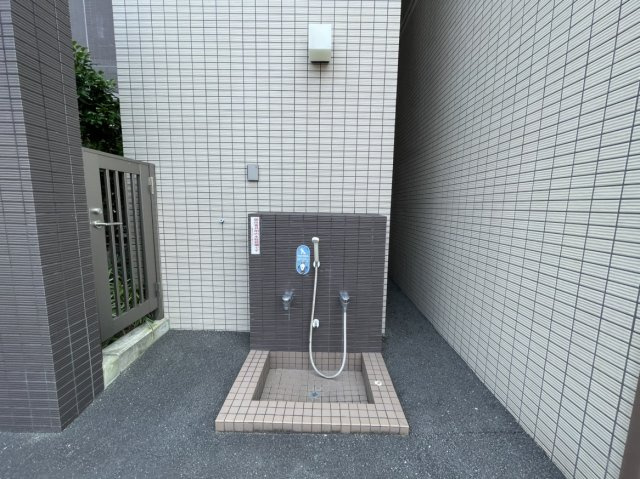 アルファスマート衣山のその他共用部分|お散歩帰りに便利な足洗い場は、室内を汚さず大切なペットと清潔に暮らせる工夫が魅力です。