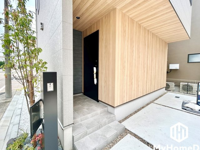 北区志賀町　3期の玄関|ゆとりあるポーチが、住まいの第一印象を上質に演出します