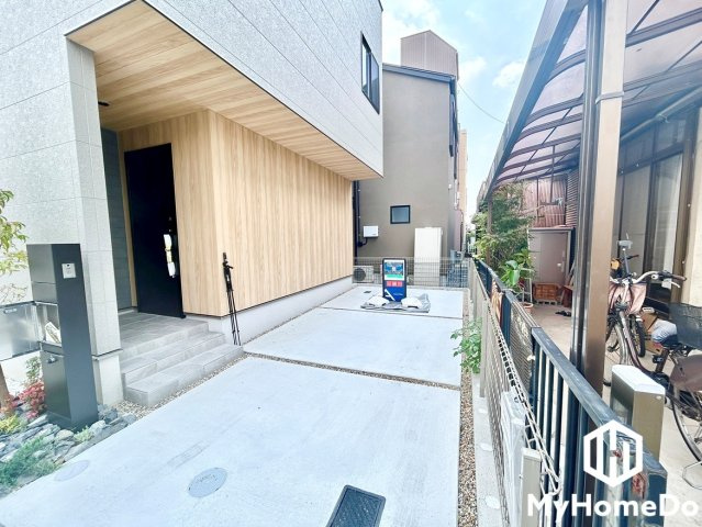 北区志賀町　3期の駐車場|駐車スペース確保。玄関のそばで荷物の上げ下ろしができるので便利です。