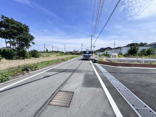 新築　渋川市金井第18　Livele Garden.S　１号棟の前面道路含む現地写真|現地写真　東側接道幅員約6.5ｍ　中央側6ｍ