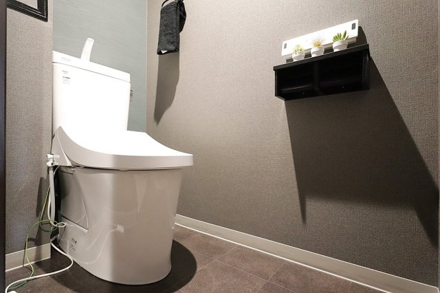 ユニハイム十三野中のトイレ|新調済みのトイレでウォシュレット機能が付いており、清潔で心地よくご利用いただけます。