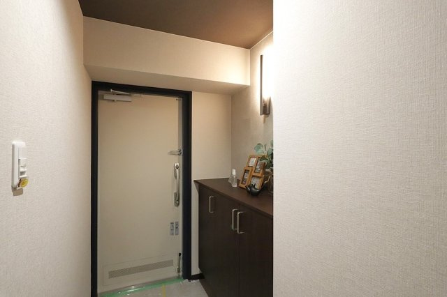 ユニハイム十三野中の玄関|使い勝手の良い広さを確保した玄関は、靴の脱ぎ履きもスムーズに行えます。