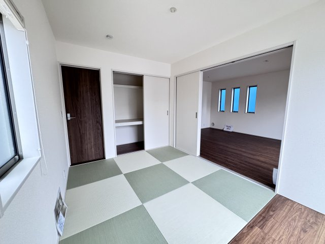 新築　渋川市金井第18　Livele Garden.S　3号棟の和室|現地写真　リビング隣の和室はお子様の遊び部屋としてもちょうどいいですね♪							
