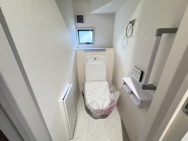 新築　渋川市金井第18　Livele Garden.S　3号棟のトイレ|現地写真　節水タイプのウォシュレット付きトイレ、水道料節約に一役買います！							
