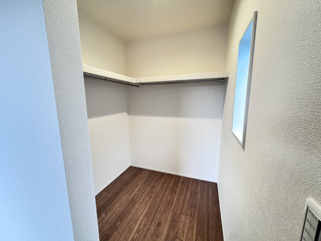 新築　渋川市金井第18　Livele Garden.S　3号棟の収納|現地写真　主寝室の大型のウォークインクローゼットは収納ラクラク、お部屋スッキリ♪							
