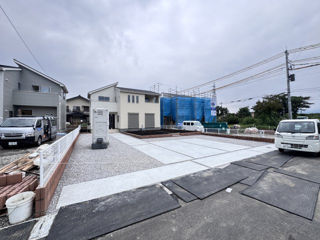 新築　渋川市金井第18　Livele Garden.S　3号棟の駐車場|現地写真　駐車スペースは並列4台分可能です！					

