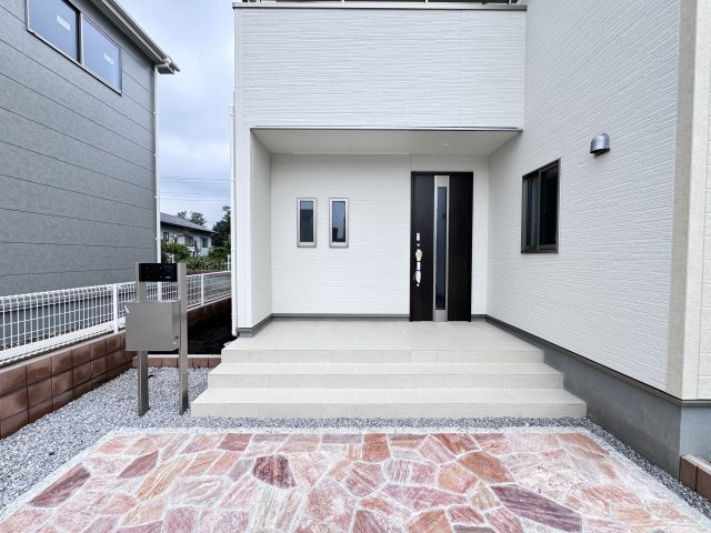 新築　渋川市金井第18　Livele Garden.S　3号棟の玄関|現地写真　TVモニター付きドアホンでセキュリティも安心です！											
