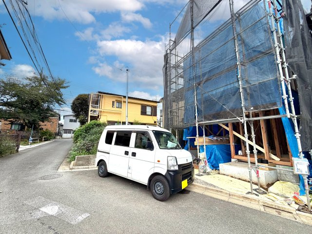 板橋区赤塚4丁目　ハイグレード仕様　ZEH水準省エネ邸宅の前面道路含む現地写真