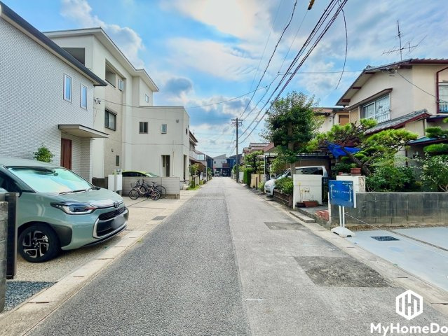 北区六が池町　2期の前面道路含む現地写真|戸建て住宅が並ぶ、暮らしやすさを感じる周辺環境