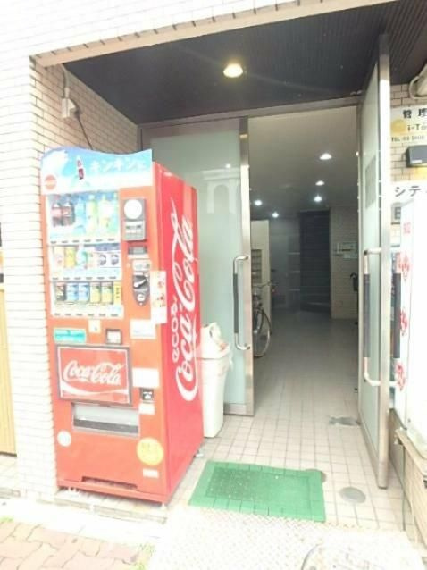 シティ第２日暮里ビルのエントランス