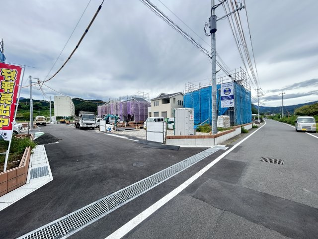 新築　渋川市金井第18　Livele Garden.S　4号棟の前面道路含む現地写真|現地写真　東側接道幅員約6.5ｍ　中央側6ｍ